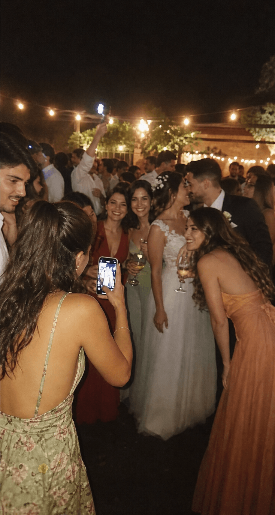 Noivos dançando durante a festa de casamento