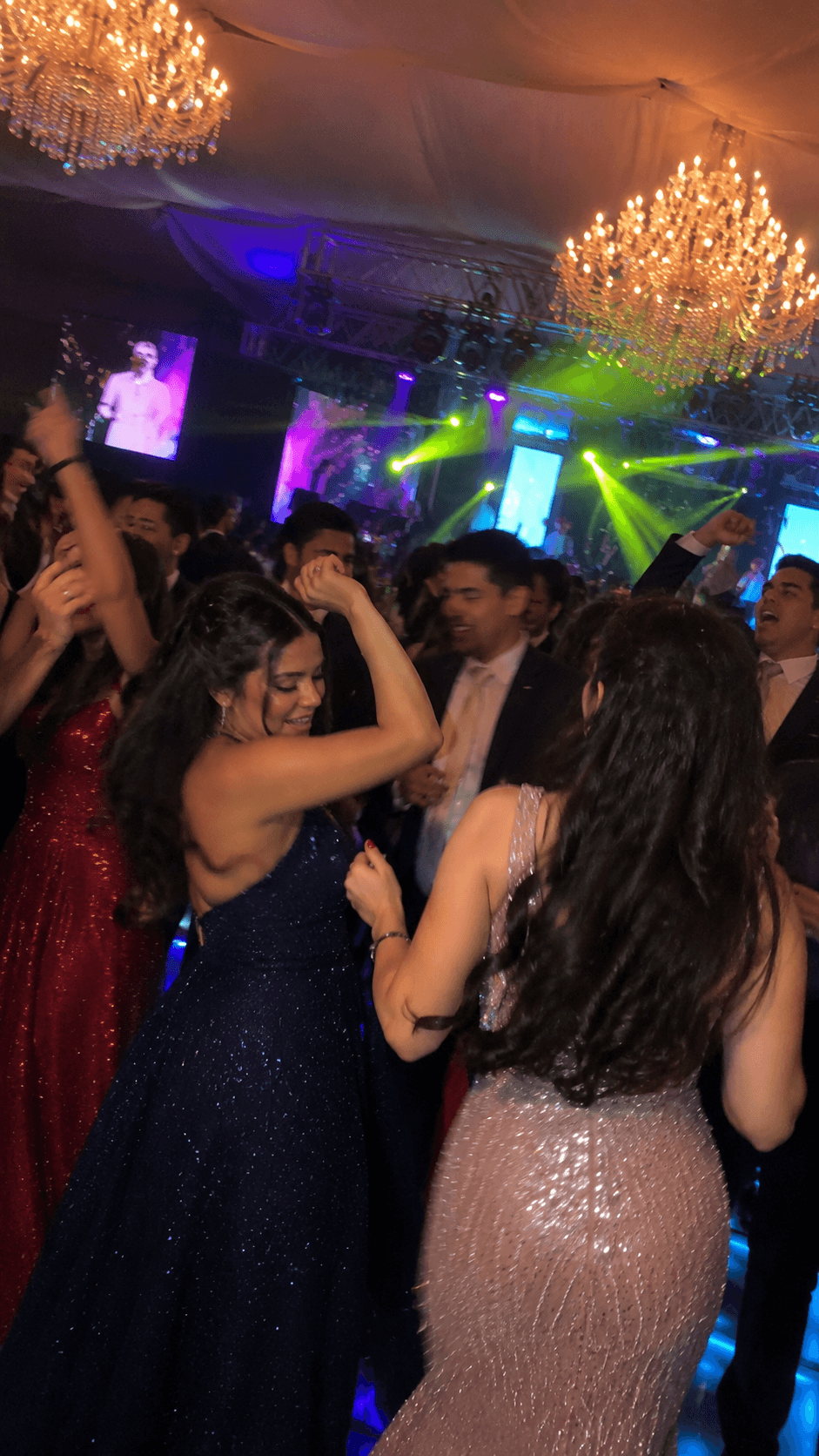 Convidados dançando na pista da festa de 15 anos
