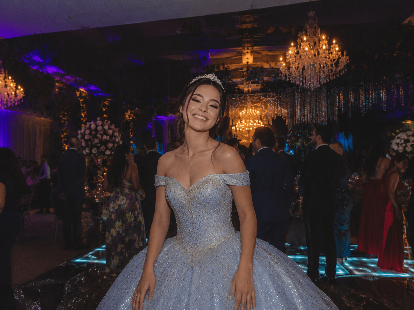 Debutante posando para foto na festa de 15 anos